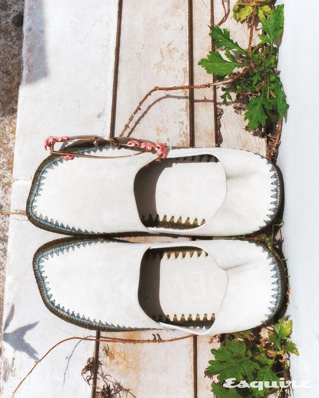 리오 슬리퍼, 데이지 필드 선글라스 모두 가격 미정 로에베.