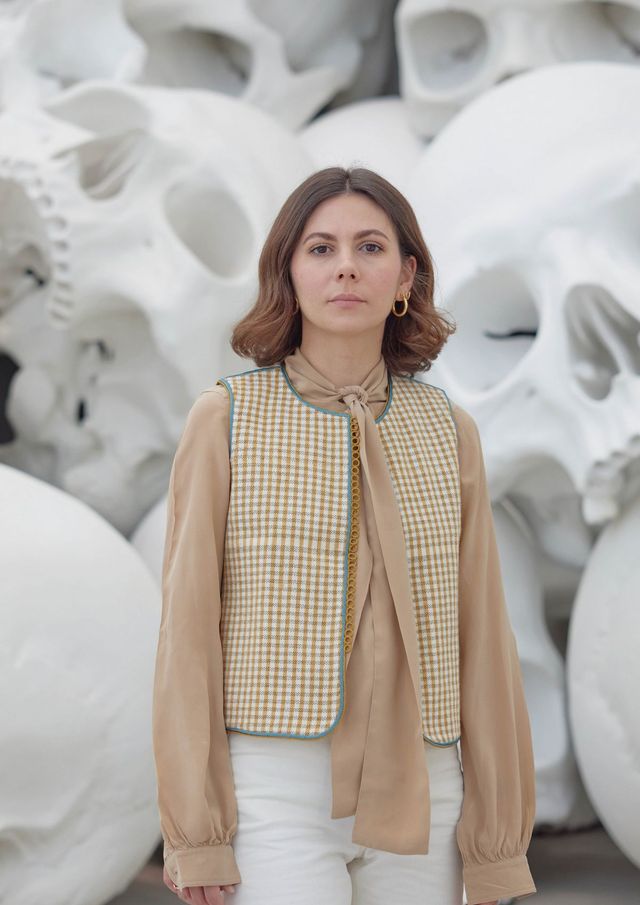 까르띠에 현대미술재단의 큐레이터인 키아라 아그라디가 ‘Mass’ 앞에서 포즈를 취하고 있다.