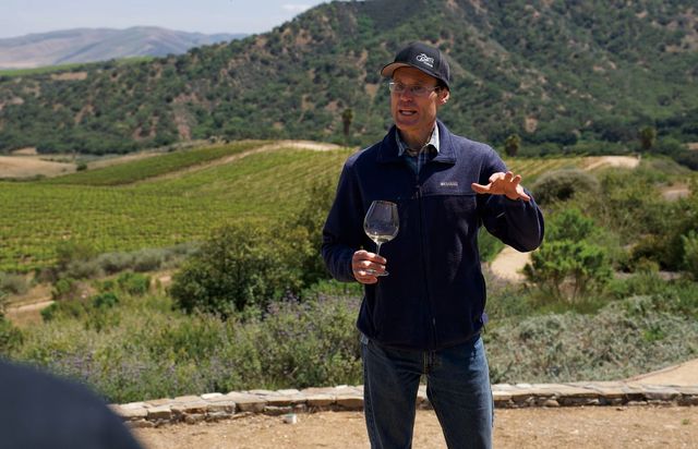 마크 피소니가 피소니 빈야드에 대해 설명하고 있다. 피소니의 밭은 캘리포니아 피노누아의 그랑크뤼로 불린다. 