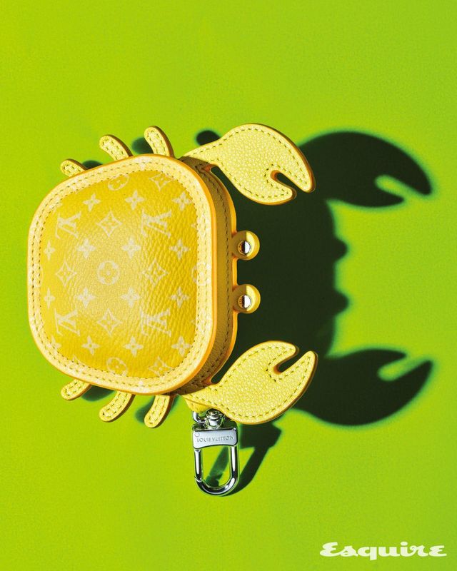 앙증맞은 꽃게를 표현한 백 참 가격 미정 루이 비통.