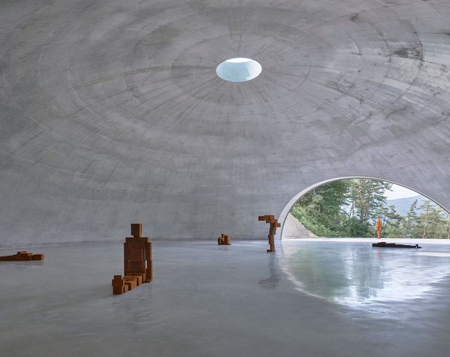 뮤지엄 산의 새로운 공간인 ‘GROUND’를 입구 쪽에서 바라본 전경. 뚫려 있는 건너편 개방부의 바깥쪽으로 비로봉이 보인다는 얘기를 들었다. 