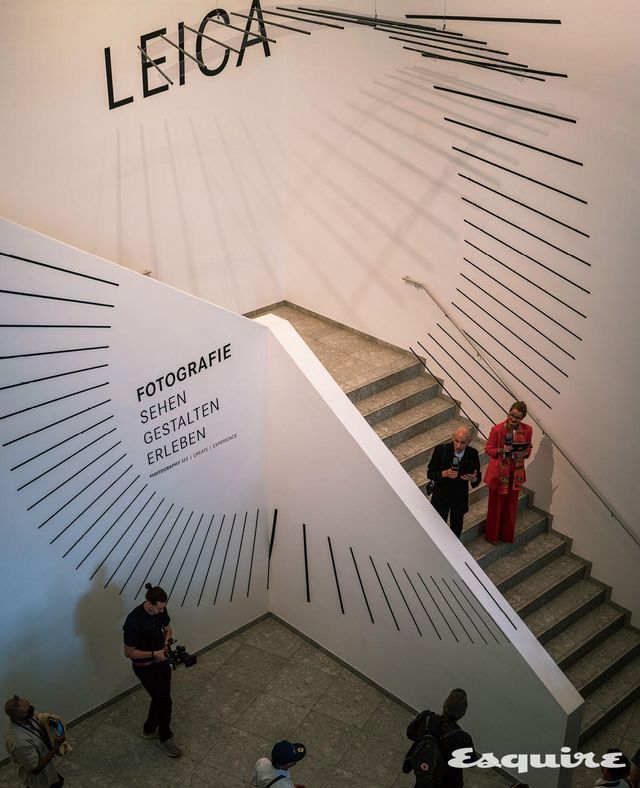 에른스트 라이츠 뮤지엄에서 회고전 〈The Pleasure of Seeing〉의 개최를 발표하고 있는 사진가 조엘 메이어로위츠와 라이카 갤러리 인터내셔널 아트 디렉터 겸 대표 카린 렌-카우프만. 