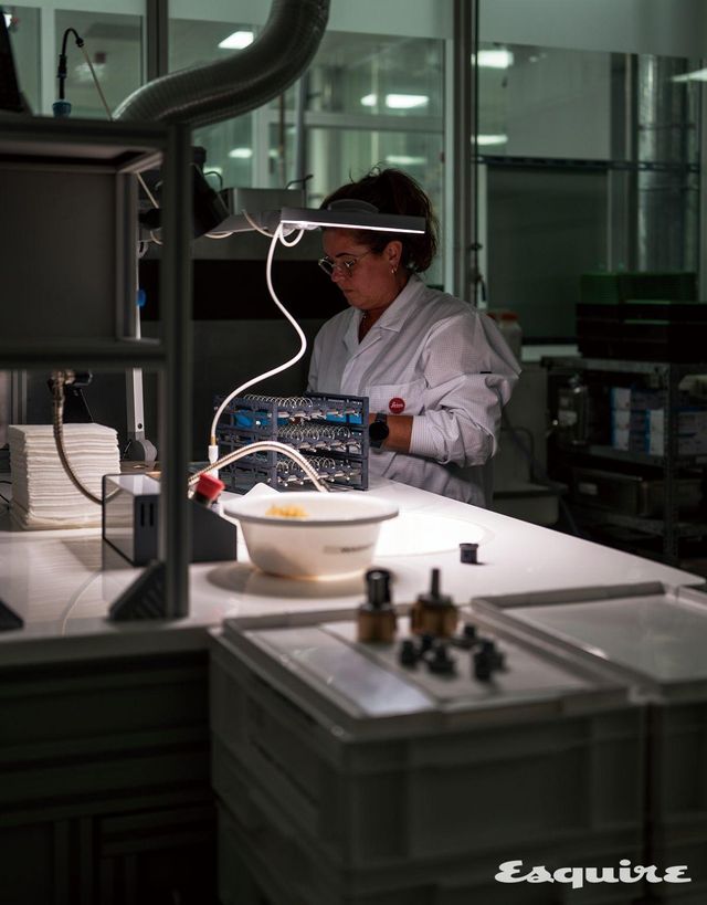 방문자들을 대상으로 진행된 라이카 팩토리 투어. 