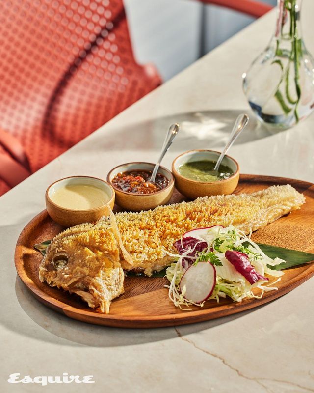 옥돔 구이는 겉면의 비늘을 바삭하게 튀겨냈다. 