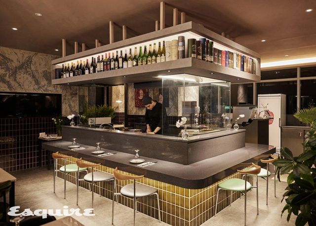 오픈 키친 바깥쪽에 바 자리도 있다. 