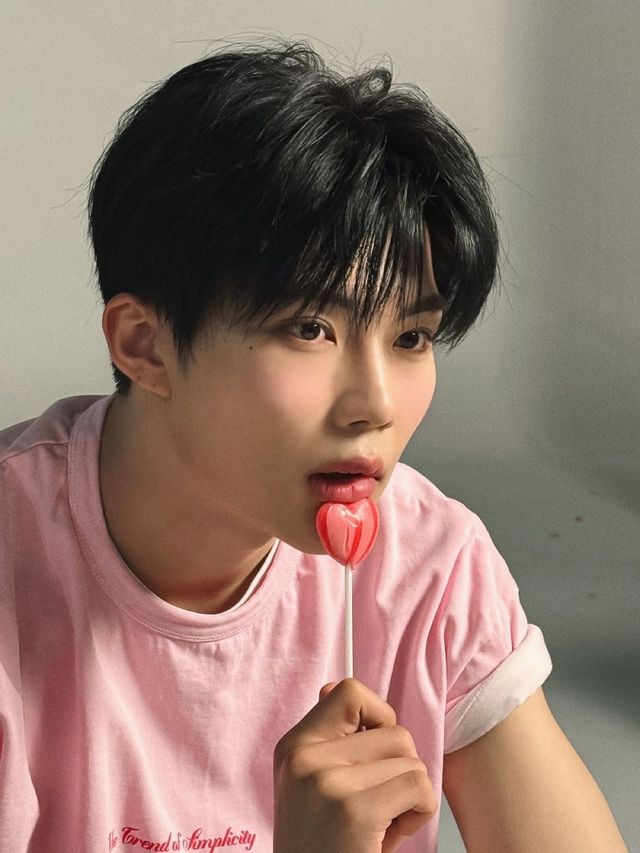 제로베이스원 박건욱(@zb1official)