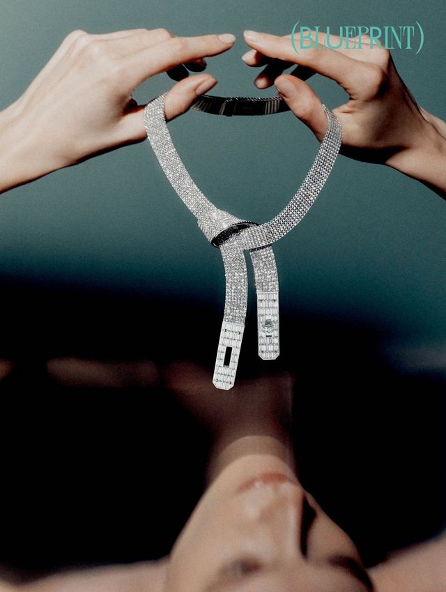 유연한 실루엣의 화이트 골드 스트랩에 다이아몬드를 빼곡하게 세팅한 켈리 가브로쉬 네크리스 에르메스.