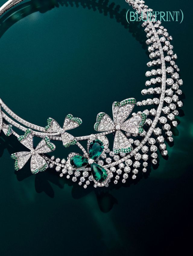 화이트 골드에 에메랄드, 에나멜, 다이아몬드를 촘촘하게 세팅한 클로버와 펀 네크리스 쇼메. 