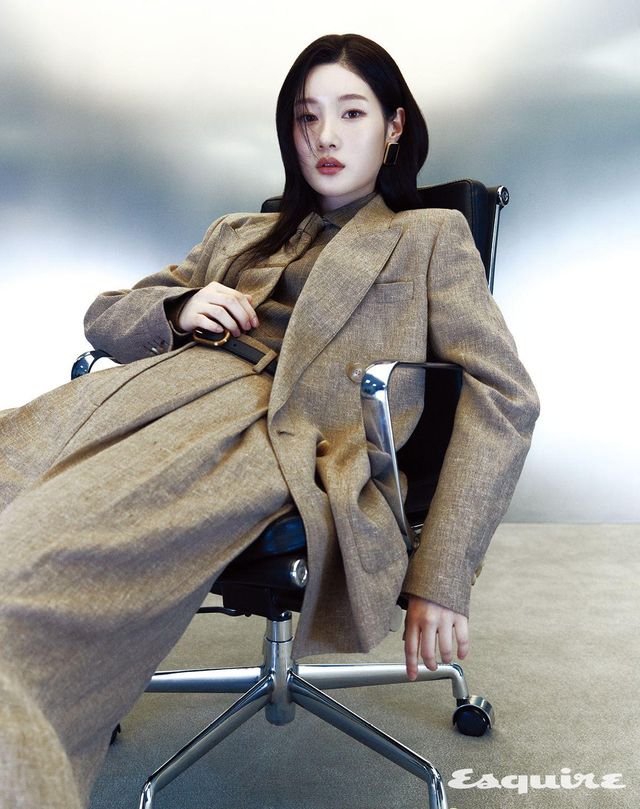 재킷, 셔츠, 팬츠, 타이, 벨트, 이어링 모두 로로피아나.