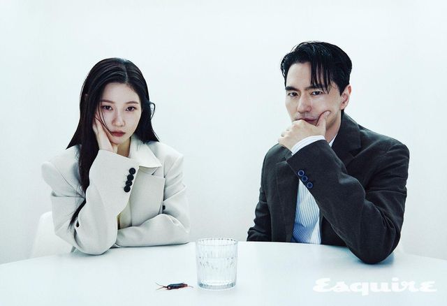 (정채연) 재킷 YCH. (이진욱) 재킷, 셔츠 모두 프라다.