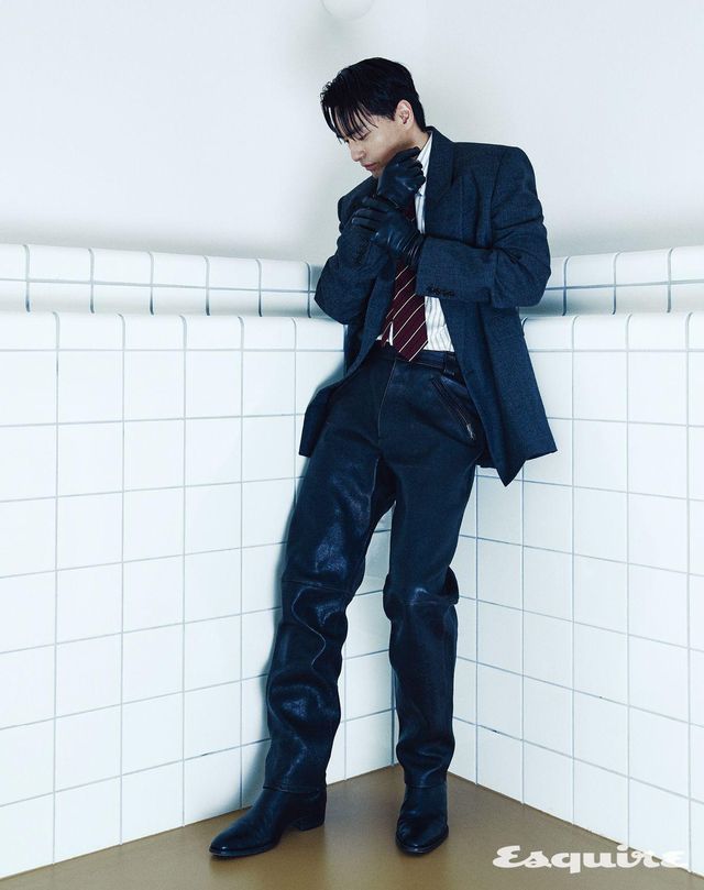 재킷, 셔츠, 팬츠, 슈즈, 타이, 글러브 모두 생 로랑 by 안토니 바카렐로.