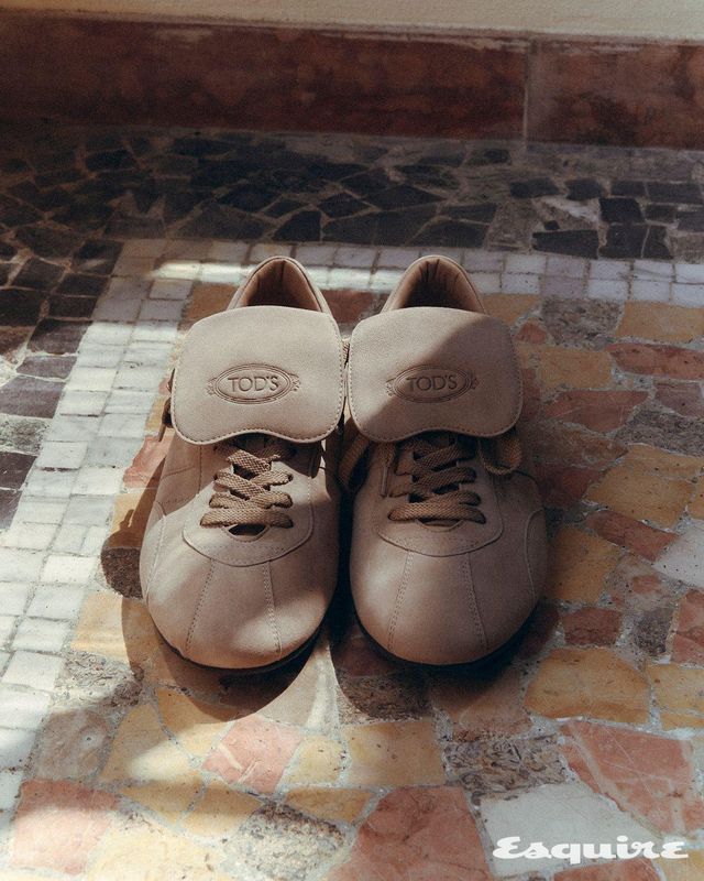 브라운 고트스킨 스웨이드 T-마라톤 스니커즈 139만원 토즈.