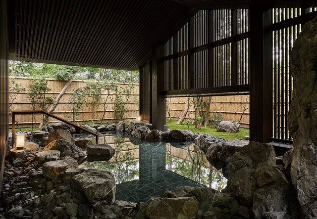 스파 시설의 대표 공간 야외 온천.