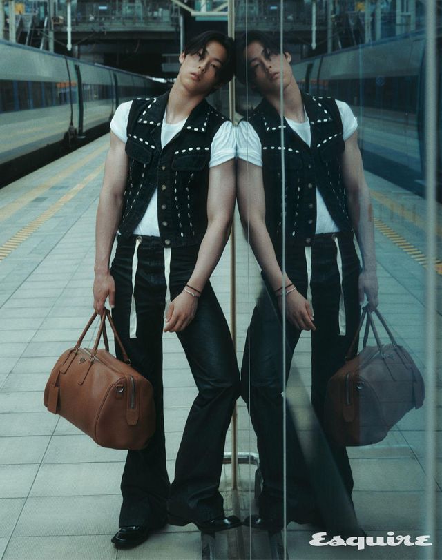 스터드 베스트, 티셔츠, 오닉스 브레이슬릿 모두 가격 미정 마칭 드럼스. 스트레이트 레인 팬츠 가격 미정 르메르. 글레이즈드 레더 바딤 더비 슈즈 가격 미정 생 로랑 by 안토니 바카렐로. 레더 더플백 가격 미정 프라다. 노트 브레이슬릿 가격 미정 셀린느. 