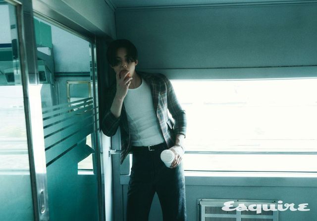 본디드 재킷, 레더 팬츠 모두 가격 미정 아크네 스튜디오. 벨트 가격 미정 생 로랑 by 안토니 바카렐로. 노트 브레이슬릿 가격 미정 셀린느. 폴리시드 오닉스 링 가격 미정 톰 우드. 슬리브리스 톱 에디터 소장품.