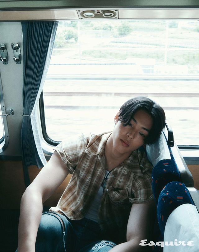 와이어 커프 체크 셔츠 23만8000원 오픈 YY. 부츠컷 데님 팬츠 37만5000원 스티치 컴스 블루 by 비이커. 볼로 타이 가격 미정 마칭 드럼스. 슬리브리스 톱 에디터 소장품. 