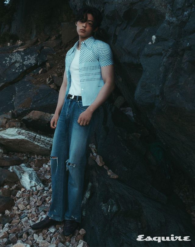 폴카 도트 셔츠 17만2000원 오픈 YY. 부츠컷 데님 팬츠 37만5000원 스티치 컴스 블루 by 비이커. 카프 레더 로퍼 가격 미정 프라다. 미니멀 웨스턴 벨트 가격 미정 르메르. 펄 펜던트 벨트 21만8000원 잉크.