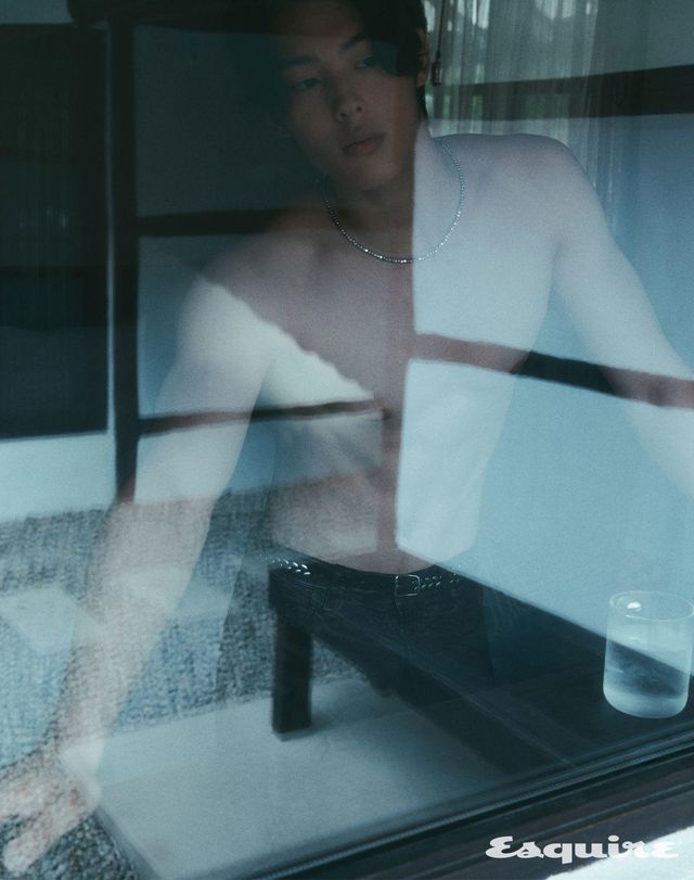 옵티컬 체인 스트랩 29만8000원 잉크. 레더 팬츠 가격 미정 아크네 스튜디오. 알몬드 스터드 벨트 가격 미정 르메르.