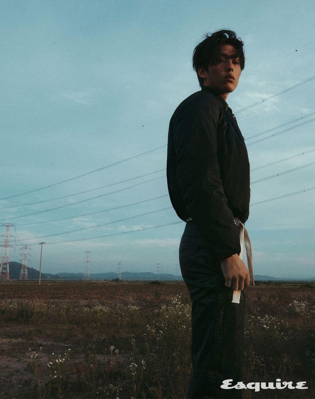 워디드 블루종 재킷, 엄블리시드 메탈 셔츠, 스트레이트 레인 팬츠 , 알몬드 스터드 벨트 모두 가격 미정 르메르.