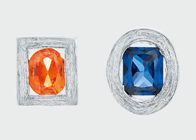정사각형 스털링 실버 보디에 타원형 사파이어를, 타원형 보디에 직사각형 바게트 컷 사파이어를 세팅한 오퍼짓 블루 & 오렌지 실버 이어링. 