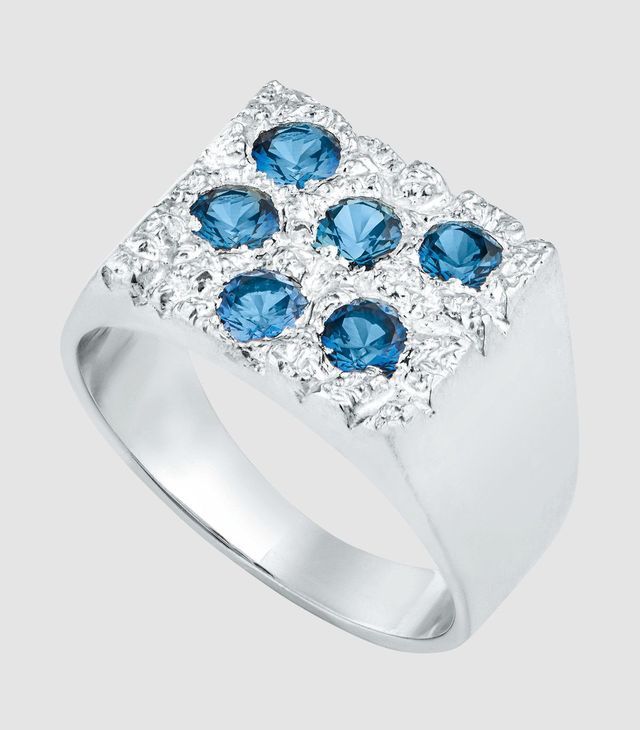 랩그로운 사파이어를 세팅한 로즈 가든 시그넷 블루 링.