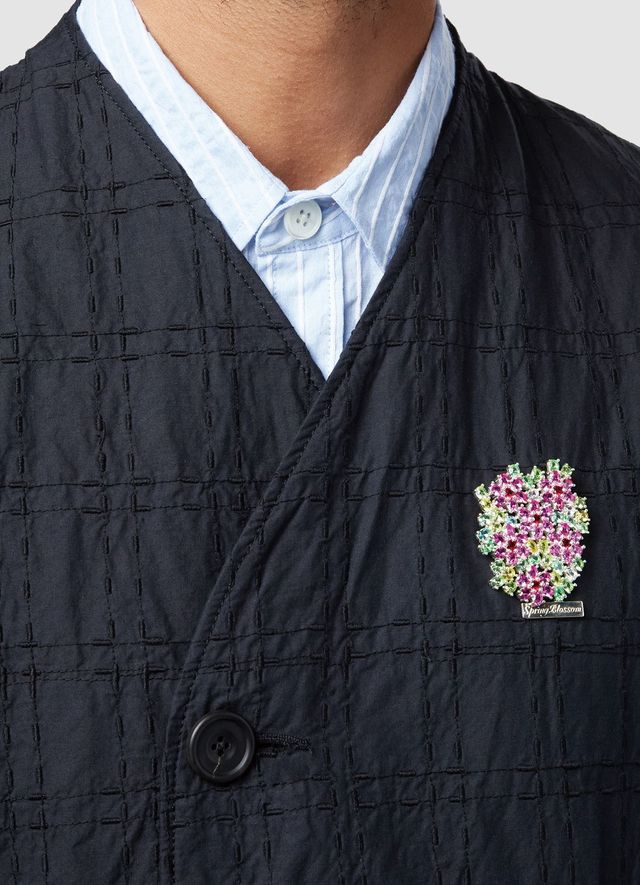 리사이클링 스털링 실버에 타원형, 원형, 바게트 컷 사파이어를 세팅한 스프링 블로섬 브로치. 