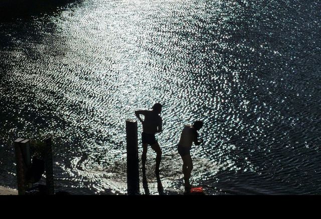 수영 전 가벼운 식사로 장도 가볍게, 준비 운동은 필수/ 출처 언스플래쉬