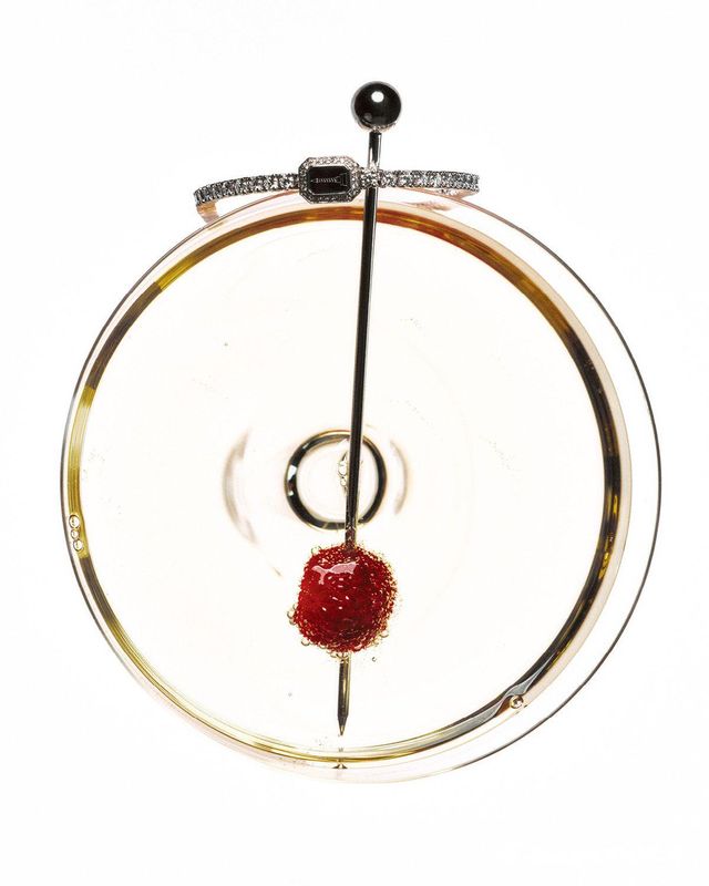 64개의 다이아몬드를 세팅한 화이트 골드 리비에르 방돔 브레이슬릿 가격 미정 부쉐론.