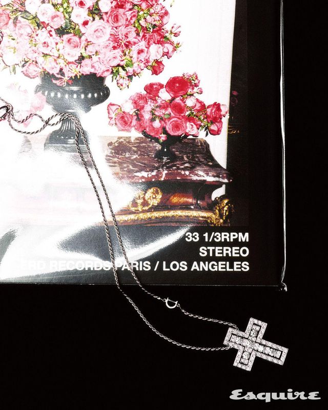 화이트 골드에 다이아몬드를 세팅한 벨 에포크 네크리스 가격 미정 다미아니.