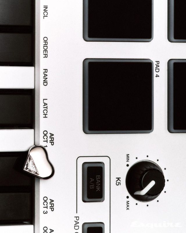 하트 모양의 화이트 골드에 랩 그로운 다이아몬드를 세팅한 싱글 이어링 가격 미정 프라다 파인주얼리.