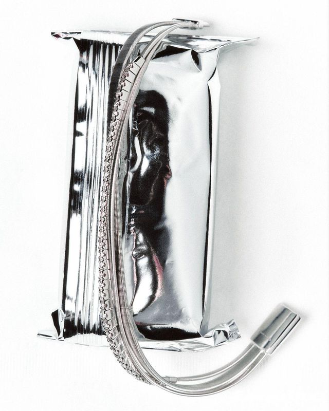 코일 기법으로 제작한 화이트 골드 라인과 다이아몬드가 조화를 이루는 마사이 컬렉션 브레이슬릿 100만원대 마르코 비세고.