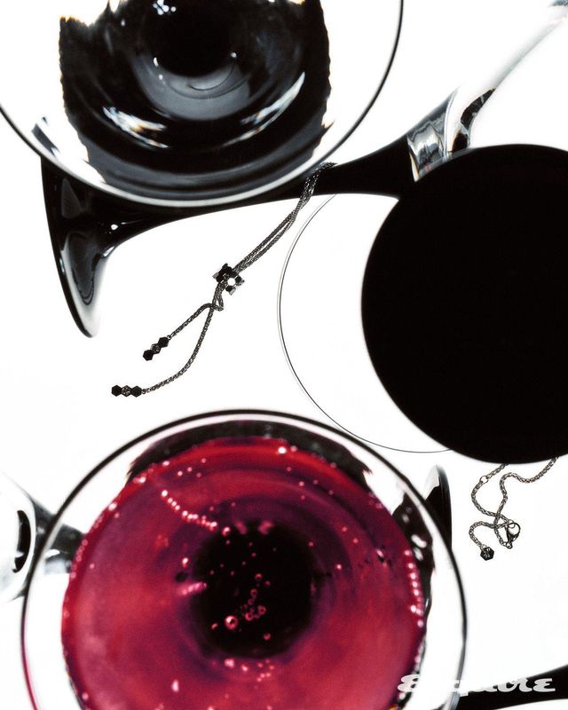 허니콤을 모티브로 화이트 골드에 다이아몬드를 세팅한 비 드 쇼메 펜던트 1000만원대 쇼메.