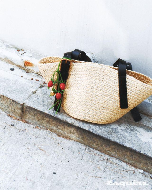 펀치 홀 장식의 바스켓 백 250만원, 토마토 모티브 참 81만원 모두 로에베.