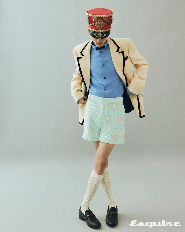 재킷 610만원, 셔츠 240만원, 삭스 49만원 모두 발렌티노. 트위드 쇼츠 가격 미정 영앤생. 슬립온 148만원 발렌티노 가라바니. 해트 가격 미정 벨앤누보.