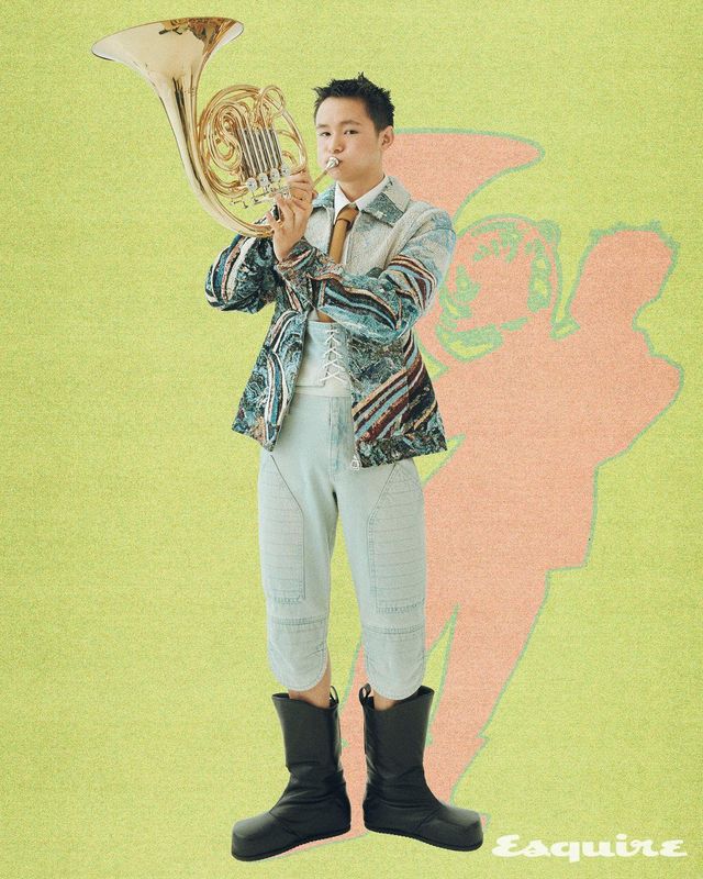 자카르 재킷, 셔츠, 쇼츠, 타이, 커머번드 모두 가격 미정 우영미. 트러커 부츠 에디터 소장품.