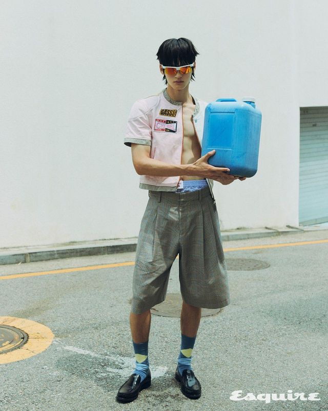 톱 103만원 PDF by 지 스트리트 494 옴므. 레이어드 쇼츠 119만원 찰스 제프리 러버보이 by 지 스트리트 494 옴므. 로퍼 가격 미정 프라다. 선글라스 30만원대 오클리. 네크리스 가격 미정 셀린느.