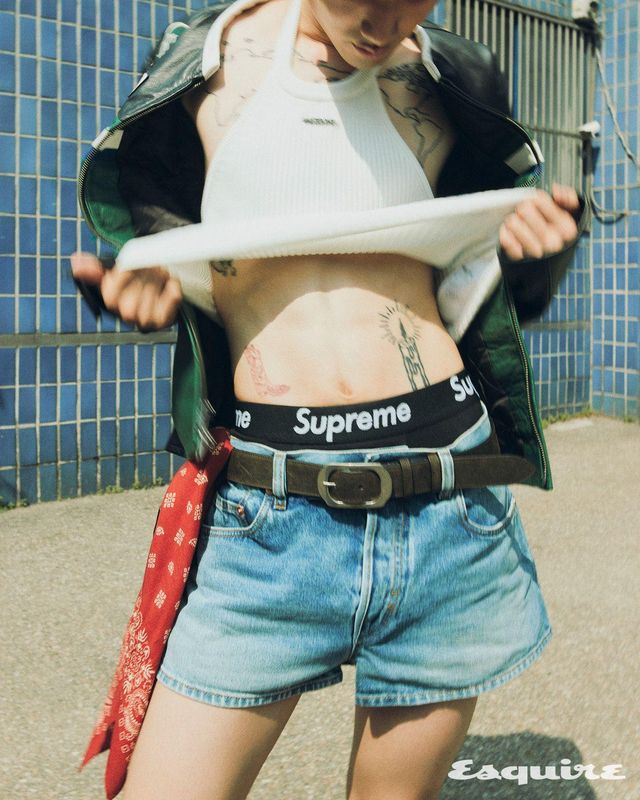 레이서 재킷 199만원, 페이즐리 반다나 가격 미정 모두 폴로 랄프 로렌. 홀터넥 톱 가격 미정 웰던. 데님 쇼츠 가격 미정 구찌. 벨트 가격 미정 셀린느. 브리프 모델 소장품.