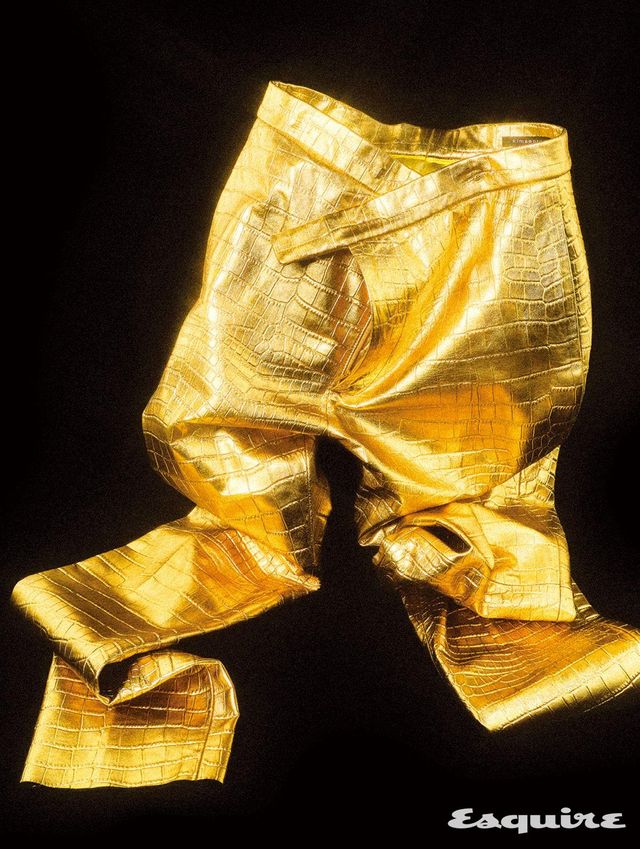 양가죽 소재의 골드 팬츠 215만원 김서룡.