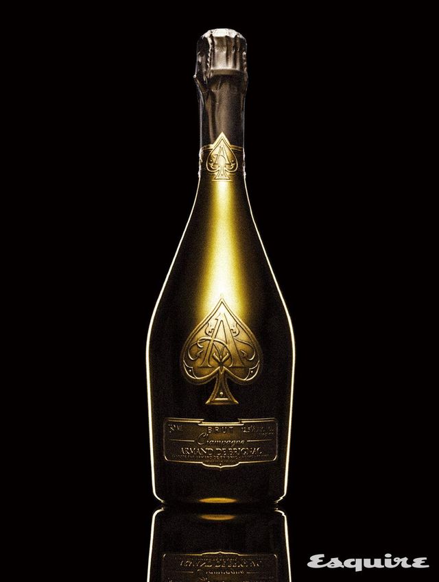 복숭아와 살구의 풍부한 과일 향을 시작으로 바닐라, 꿀 향이 은은하게 퍼지며 크리미한 텍스처가 여운을 남기는 아르망 드 브리냑 브뤼 골드 750mL/가격 미정 아르망 드 브리냑.