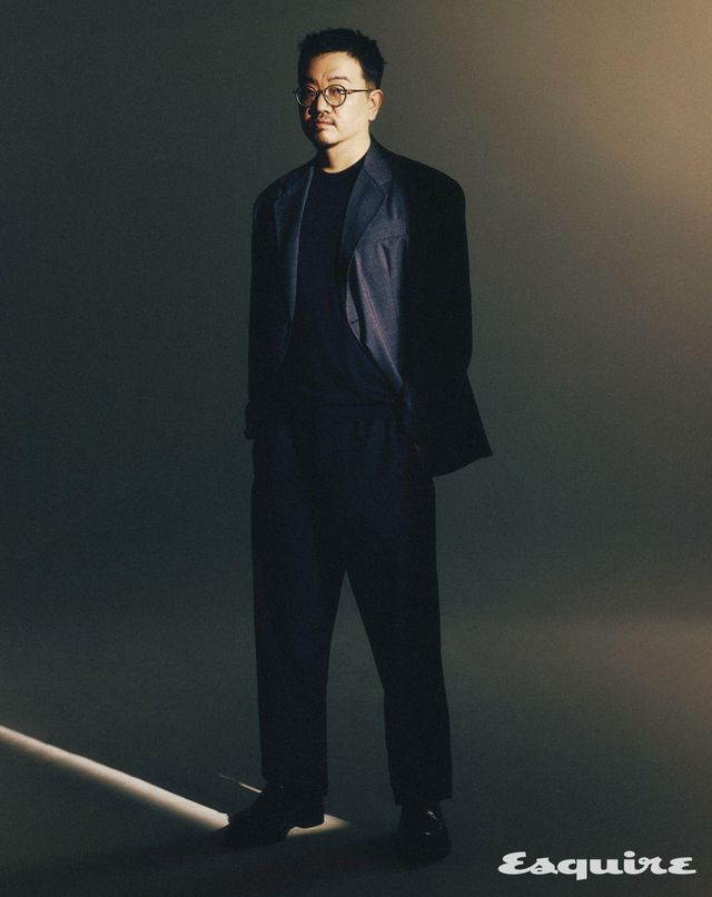 재킷, 니트 톱, 팬츠, 슈즈 모두 프라다.