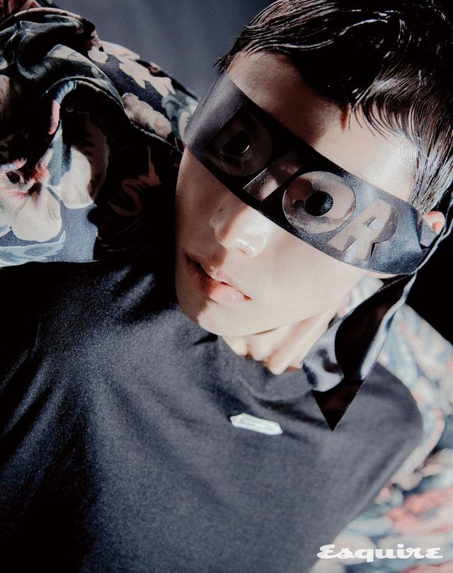 울 크루넥 톱, 테크니컬 새틴 디올 마스크 모두 가격 미정 디올 맨.