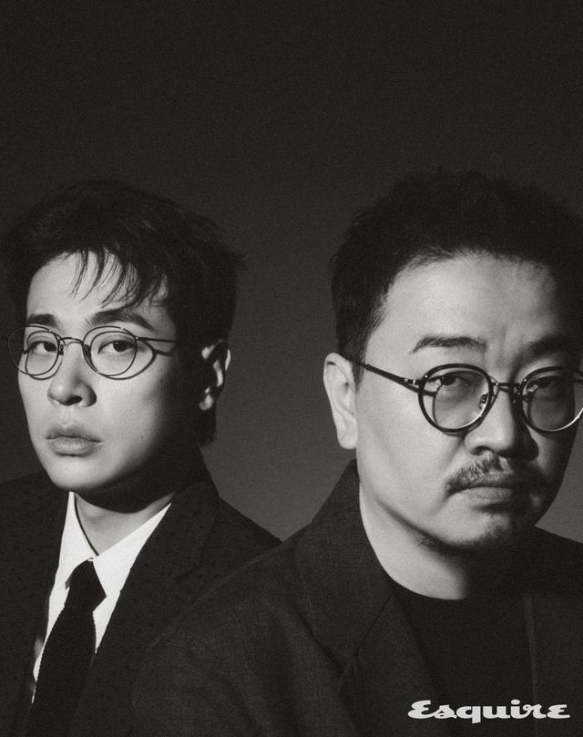 (박정민) 재킷, 셔츠, 타이 모두 디올 맨. (연상호) 재킷, 니트 톱 모두 프라다.