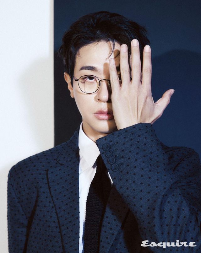 재킷, 셔츠, 타이 모두 디올 맨. 