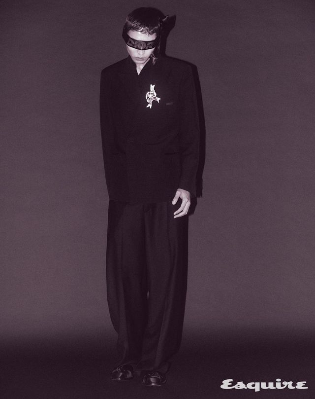 블랙 오블리크 재킷, 버진 울 크레이프 셔츠, 팬츠, 새틴 보 디테일 카프스킨 부츠, 테크니컬 새틴 디올 마스크, 보 브로치 모두 가격 미정 디올 맨.