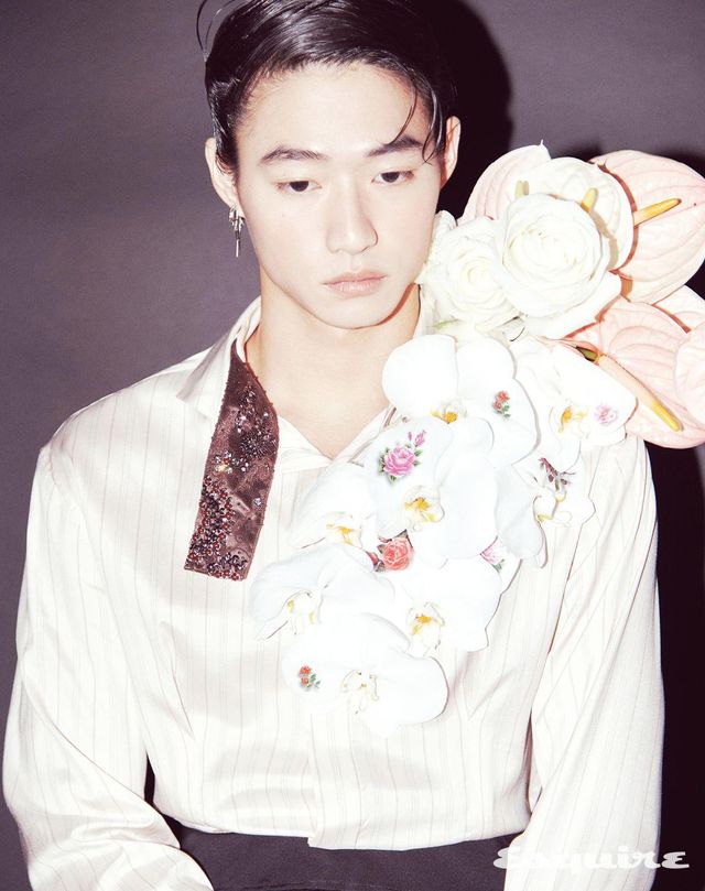 마이크로 타이가 돋보이는 스트라이프 실크 셔츠, 팬츠로 연출한 더블 사이디드 실크 새틴 코트, 시저스 모노 이어링 모두 가격 미정 디올 맨.