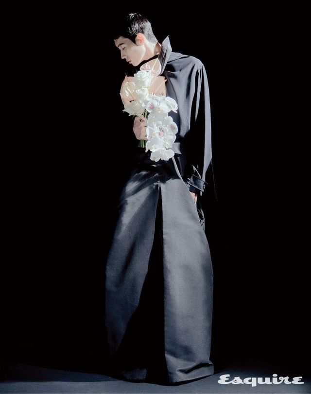 라발리에 셔츠, 팬츠로 연출한 더블 사이디드 실크 새틴 코트 모두 가격 미정 디올 맨.