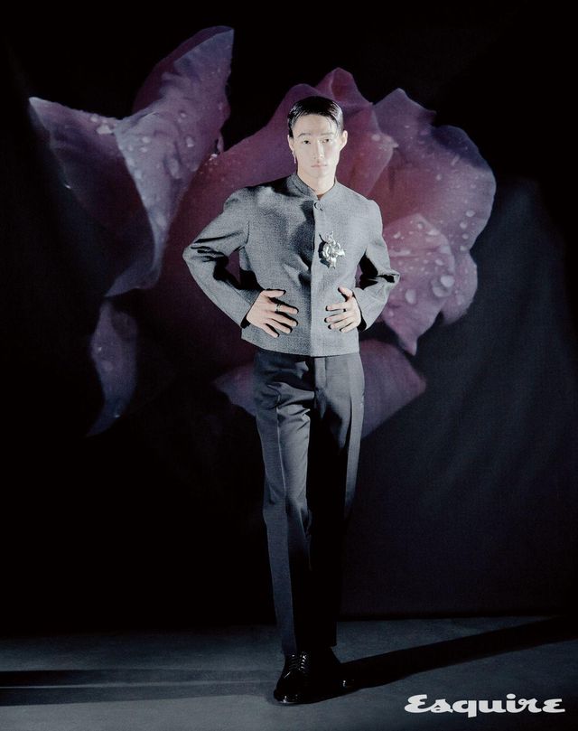 그레이 버진 울 나테 쇼트 재킷, 팬츠, 카프스킨 레이스 업 더비 슈즈, 보 브로치, 블랙 스타 1947 링, 시저스 모노 이어링 모두 가격 미정 디올 맨.