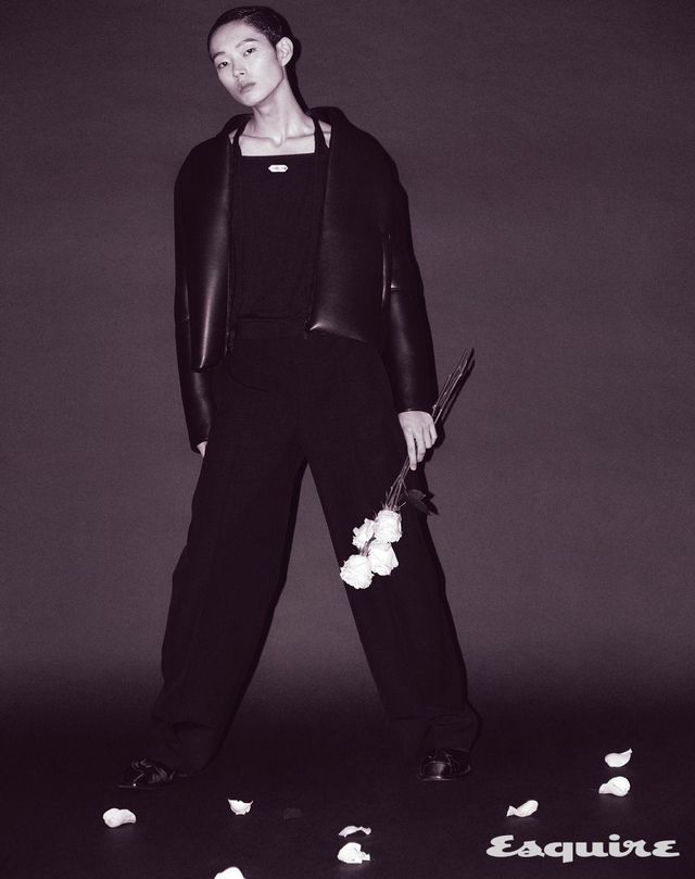 네오프렌 램 스킨 봄버 재킷, 울 오프숄더 톱, 팬츠, 새틴 보 디테일 카프스킨 부츠 모두 가격 미정 디올 맨.