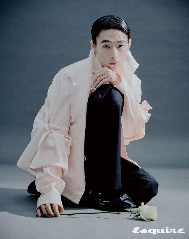 핑크 실크 블루종, 팬츠, 팔에 착용한 핑크 새틴 보 슬리브, 새틴 보 디테일 카프스킨 부츠, 시저스 모노 이어링 모두 가격 미정 디올 맨.