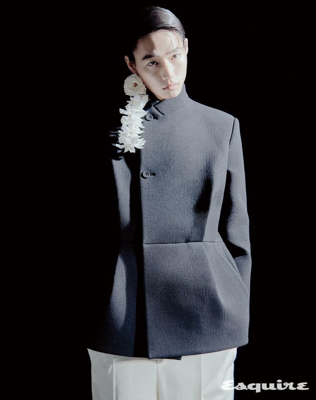 버진 울 클로스 바 재킷, 팬츠 모두 가격 미정 디올 맨.